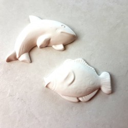 2 ornements plâtre : poisson et dauphin pour meuble, décoration ou autre à décorer ou pas